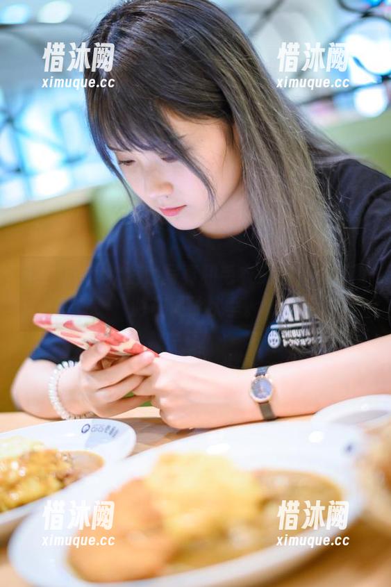 Akisoso秋楚楚写真和毛衣交融，恍若梦游在温柔秋季。