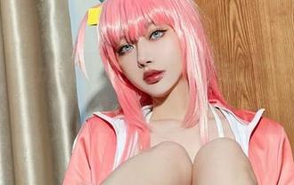 Choi Ji Yun的黑色新娘套装——定制不作为,反而更像一场恶作剧。