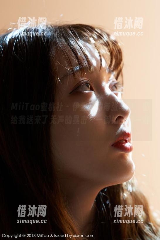 MiiTao蜜桃社-伊素妍 MiiTao蜜桃社 - 伊素妍的每张写真,都给我送来了无声的暴击——御姐只需一瞥!