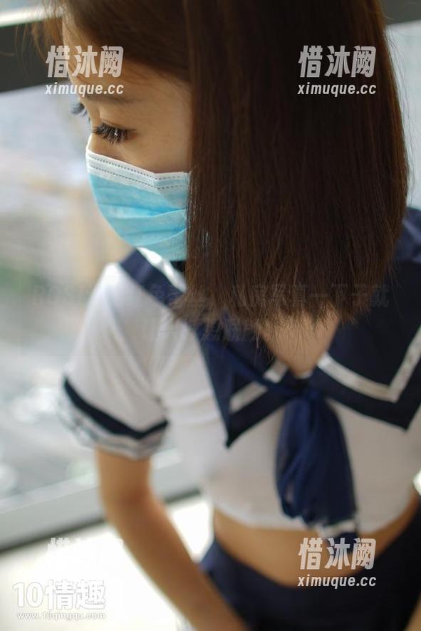 ROSI这组红色蕾丝，私房写真一下子就让人浮想联翩。