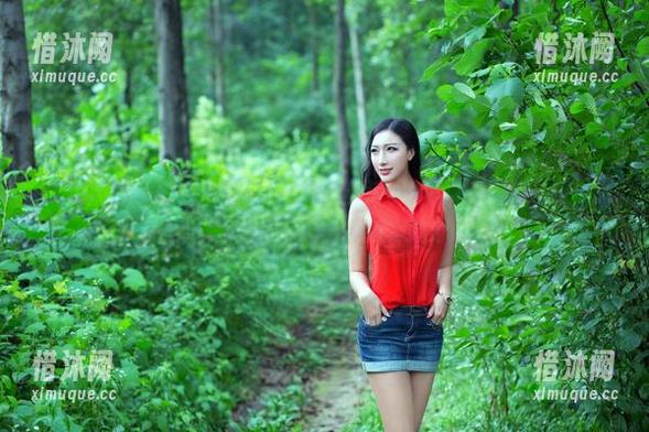 TuiGirl推女郎 - 原图：看着易阳的运动样子，我一边抬腿一边思考：我能不能只靠观赏取得健身效果？
