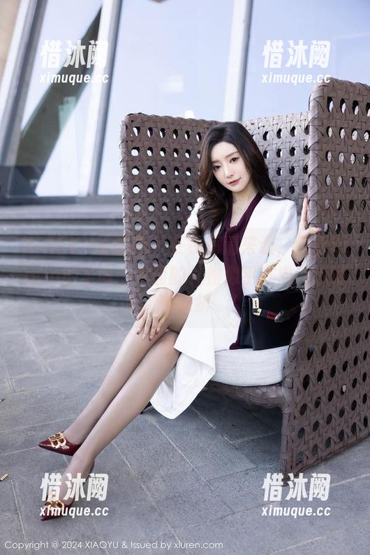 XIAOYU语画界 - 在线高清来袭，楚恬Olivia的圣诞：后面的礼物似乎在向我诉说着‘快来拆’！