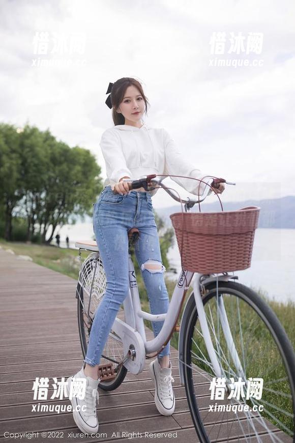 Xiuren秀人网-你的兔妹妹 Xiuren秀人网 - 圣诞私房中的你的兔妹妹,巧妙利用快乐的灯光,愣是让我们都快融化了。