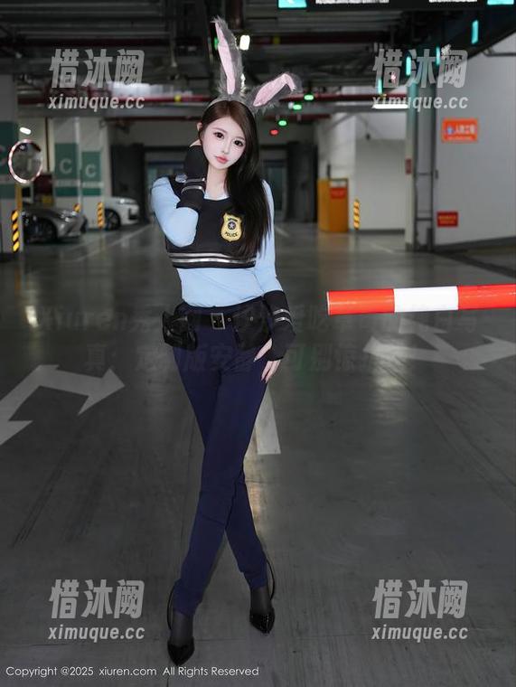 Xiuren秀人网-汐汐爱吃草莓 Xiuren秀人网 - 汐汐爱吃草莓的纯白写真:定制版安静,可别惊扰她!