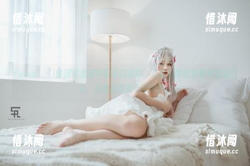 Yuna(윤아)的腿就像那种圆润的披萨，让我在原图里看得直流口水，虽然我其实不吃披萨。