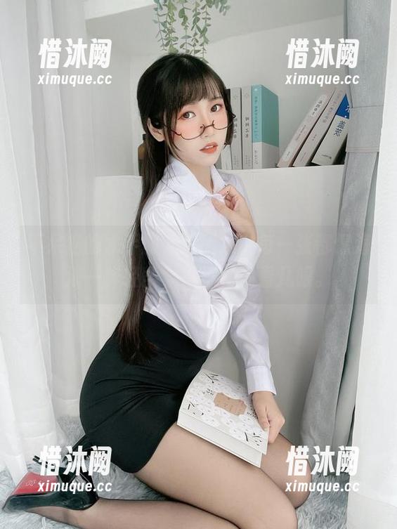 不呆猫的水手服，这图集中每一张都像海浪一样轻柔，忍不住多看几眼。