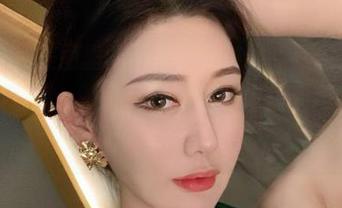 微密圈 – 美图里的不爱笑的赛琳，就像是一道别样的卷饼——外面西服包裹内里渔网，资源涨涨涨，大家快来！