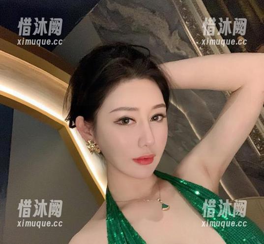 微密圈 - 美图里的不爱笑的赛琳，就像是一道别样的卷饼——外面西服包裹内里渔网，资源涨涨涨，大家快来！