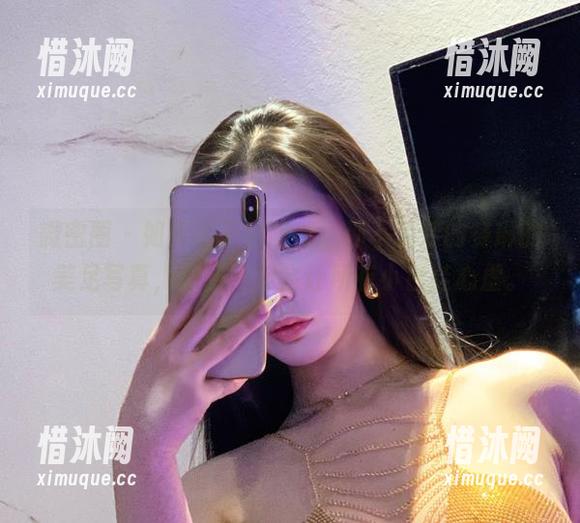 微密圈 - 如果鞋子会吃醋，那不爱笑的赛琳的美足写真，原图一定会让所有小白鞋心虚。