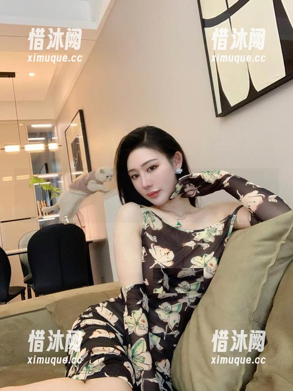 微密圈 - 不爱笑的赛琳高清夏日图册——看着她多想穿越进去懒散喝冰饮。