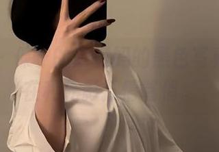 微密圈 – 保守的二舅妈的黑色写真，似乎在和光影打情骂俏。