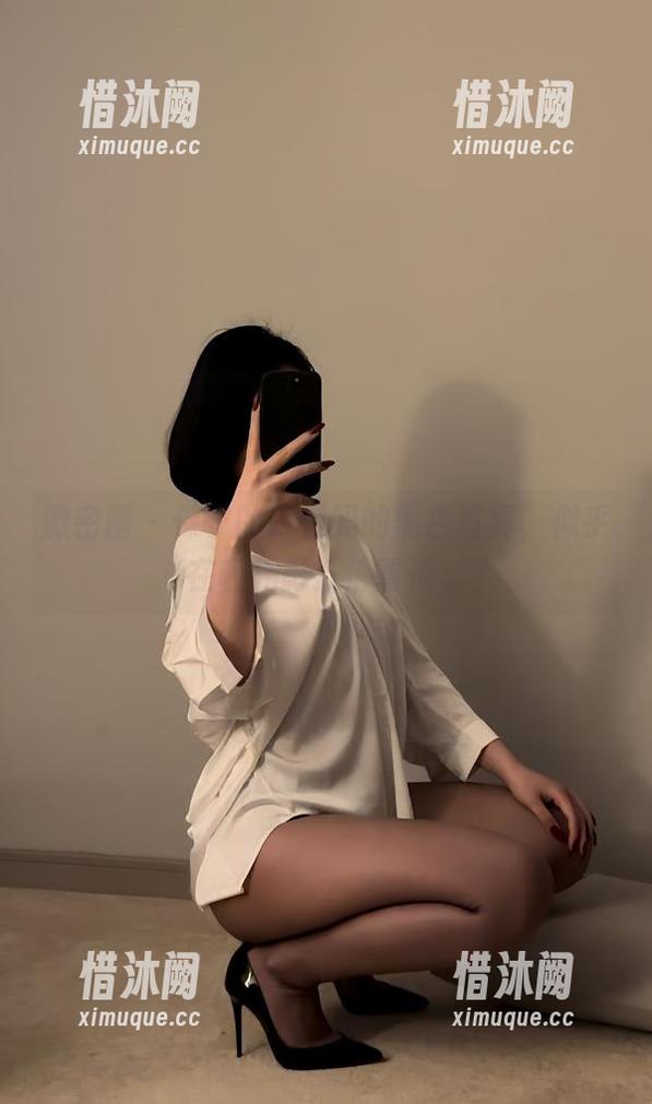 微密圈 - 保守的二舅妈的黑色写真，似乎在和光影打情骂俏。