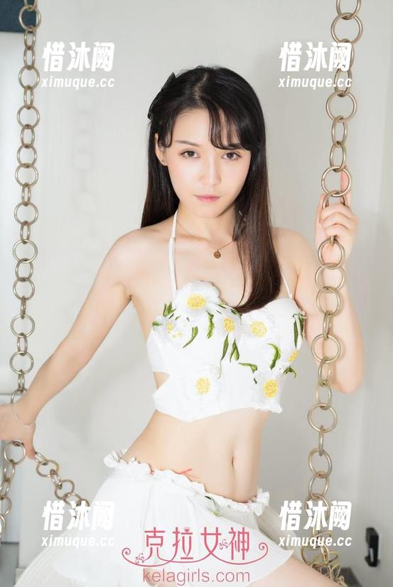 克拉女神 - 细看百琳的粉色写真，好像她不仅在拍照，似乎还在跟每一寸色彩对话。