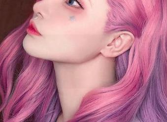 每翻一页图册，都是重温那场千夜未来的美好，蒂法连衣裙更显独特。
