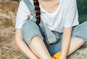 头条女神 – 校服私房秀，COCO好像又把什么埋藏的情绪挖出来了。