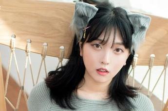 灰色美图上线，宋哈娜(송하나)仿佛在阳台上晒太阳，每一个角落都透着别样的气息。