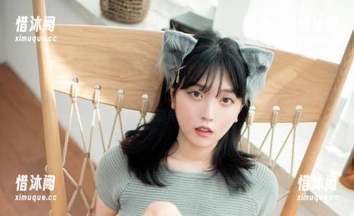 灰色美图上线，宋哈娜(송하나)仿佛在阳台上晒太阳，每一个角落都透着别样的气息。