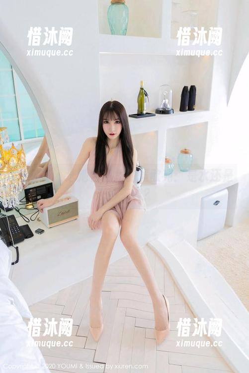 尤蜜荟-黄歆苑 尤蜜荟 - 泳池合集里的黄歆苑:是水还是光影来着?