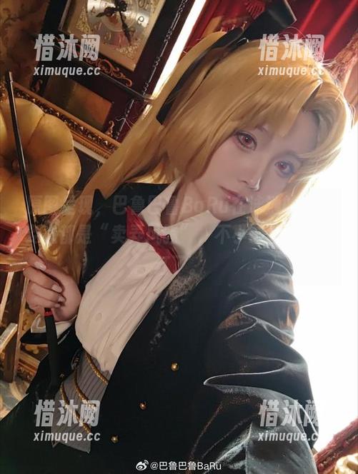 原图呈现，巴鲁巴鲁BaRu在泳池的每个姿态都是“卖弄风骚”，不小心就让人脸红了。