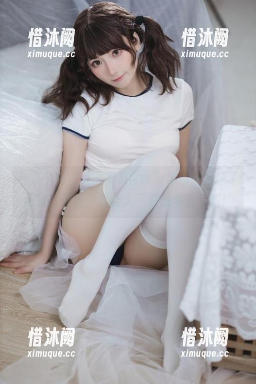 合集中的“是三不是世w”泳装，混搭了甜蜜与俏皮，真让人不禁想多看几眼！