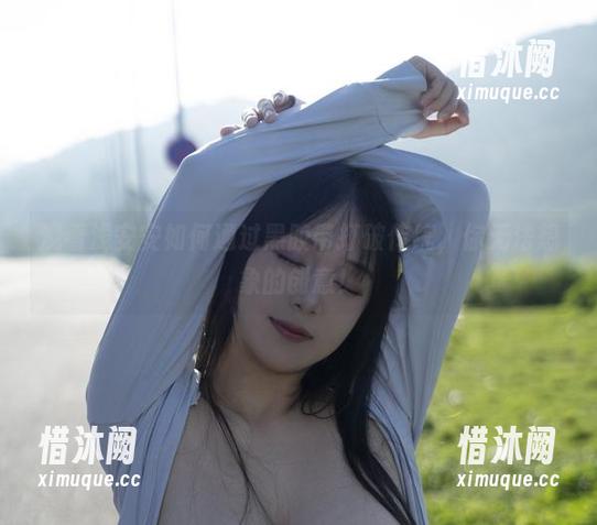 观看浅安安如何通过黑胶带打破传统，你无法想象的创意！