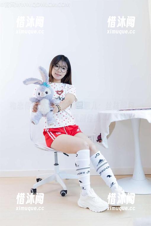 物恋传媒 - 小竹的新玩意儿：丝袜图包，没看够就别怪我