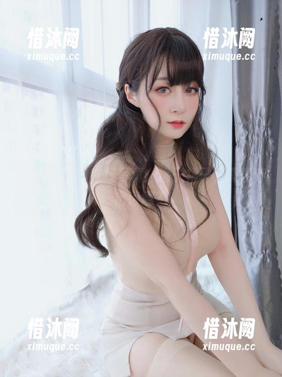 白银81夏日在线写真：格子裙子，真能穿出诗意？