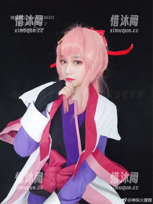 神探火狸狸呈现的埃吉尔，写真集里充满了分享的乐趣和无忧的气息。