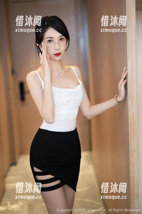 秀人网-陆萱萱cecillia 秀人网 - 看陆萱萱cecillia穿着那件礼服,真想问:“私拍作品的衣橱里还有啥没被挖掘的宝藏?”
