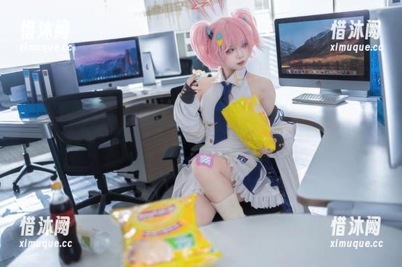 纸悦Etsu_ko的白衬衫写真合集：给我一件白衬衫，我能走遍天涯？