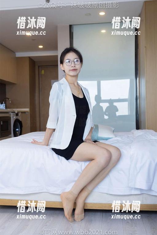 袜啵啵 - 你相信瑶瑶能用油亮重新定义‘光滑’吗？更新的图片见真章！