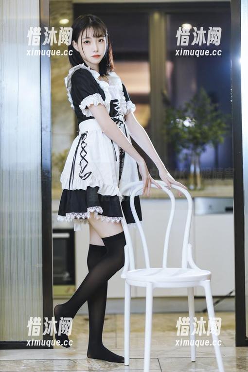 许岚LAN 高清壁纸里的许岚LAN,白丝JK,眼睛害羞得无处可逃