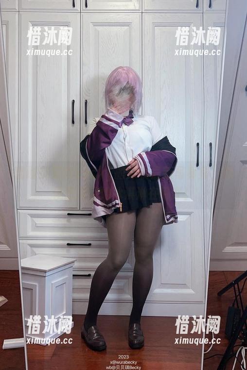 翻阅贝贝琪Becky的泳衣最新写真集，顺便想问问她冰淇淋在哪吖！
