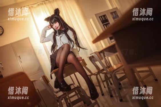 一组写真，贞子蜜桃完美演绎女王气势，真亮了眼。