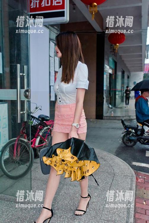 魔镜街拍 - 精选写真，婷婷和她的白色吊带连衣裙，黑丝美腿在眼底翻飞，直接打破了我的专注力！