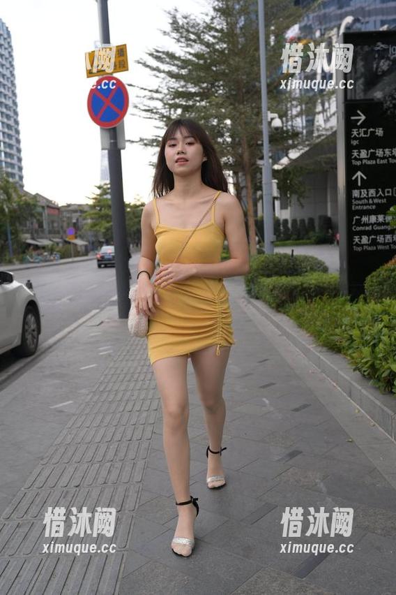 魔镜街拍-艾小青 魔镜街拍 - 看到艾小青的原图,超短裙和肉丝的组合,让我不禁想起小时候的玩具车,没道理啊!