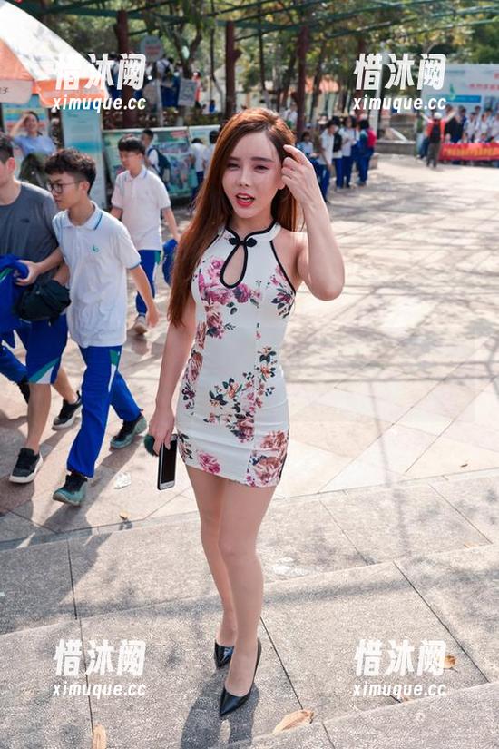 魔镜街拍 魔镜街拍最新图包:穿着白色吊带的美女与轻轨的“相爱相杀”!