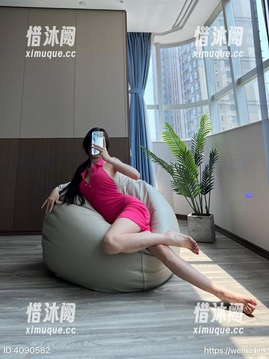 微密圈 - 一组黎允熙私拍，让空姐的职业闪耀不止，难不成衣橱里只有白色？