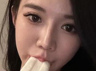 微密圈 – 在黎允熙baby的灰丝高清图册上，看似简单却陷入越来越复杂的迷局。