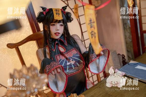 看！黏黏团子兔校园写真，隐约传来学霸的打卡声…